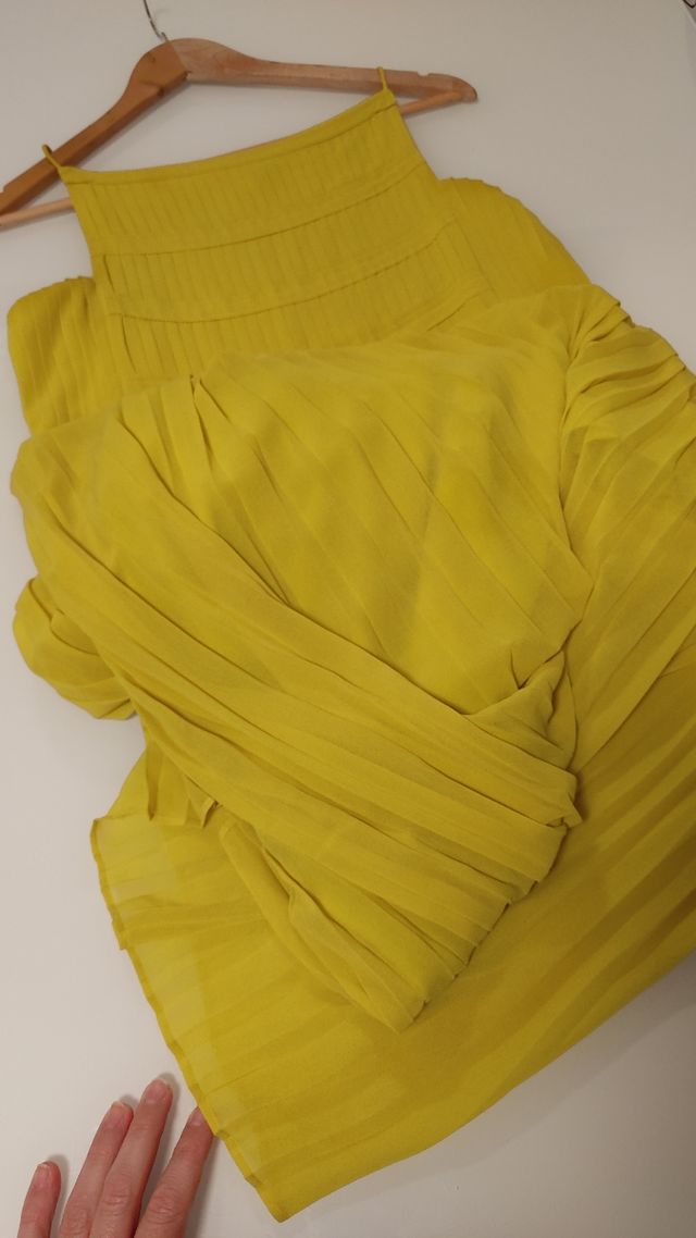 Vestido plisado Massimo Dutti color lima