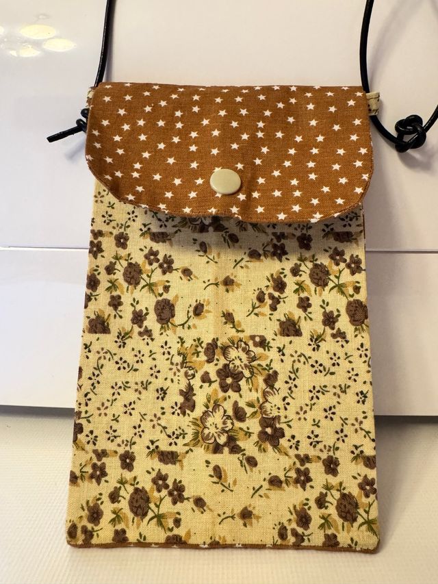 Bolsito móvil marrón beige