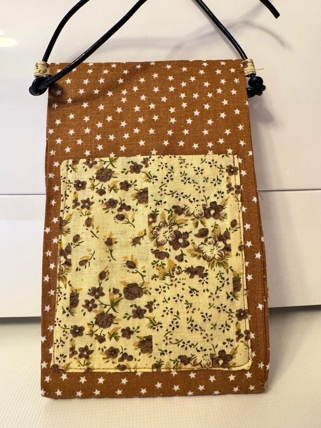 Bolsito móvil marrón beige