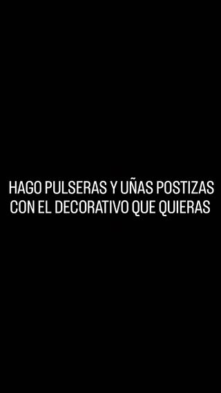 Uñas postizas y pulseras