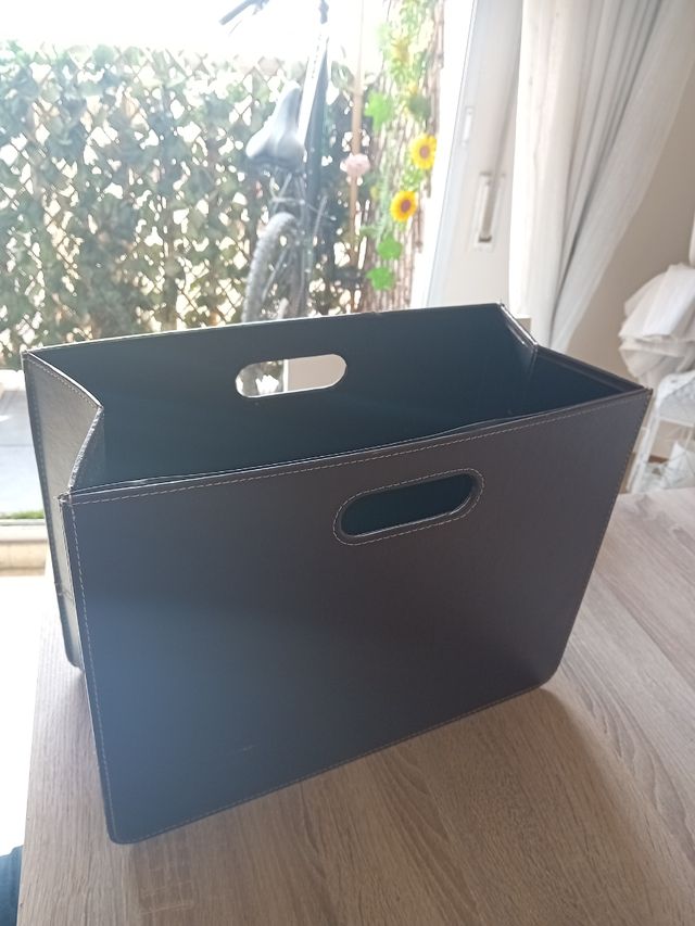 Revistero marrón de piel sintética