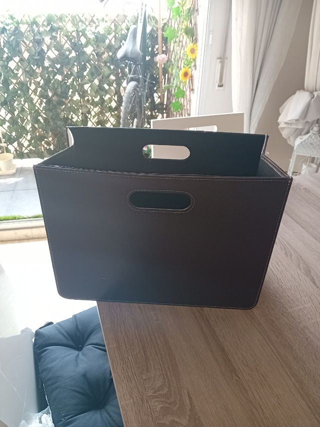 Revistero marrón de piel sintética