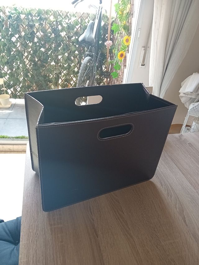 Revistero marrón de piel sintética