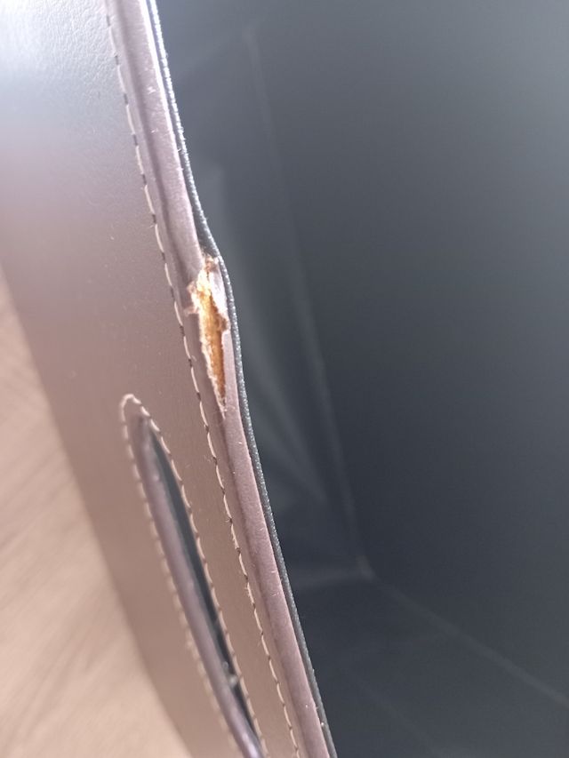 Revistero marrón de piel sintética