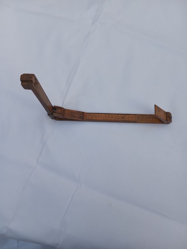 Regla plegable antigua  de madera, de zapatero.
