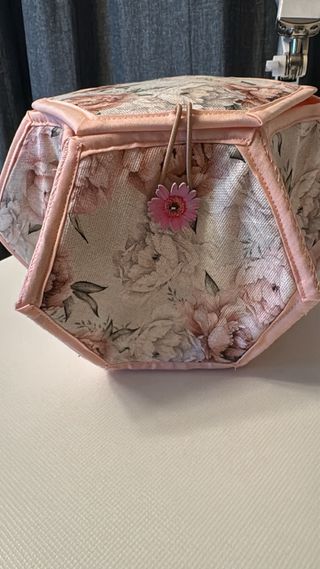Costurero hexagonal vintage