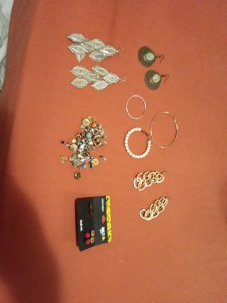 Pendientes plata y bisutería. 