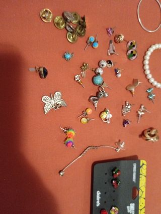 Pendientes plata y bisutería. 