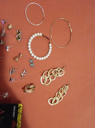Pendientes plata y bisutería. 