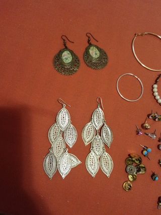 Pendientes plata y bisutería. 