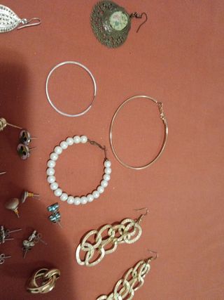 Pendientes plata y bisutería. 