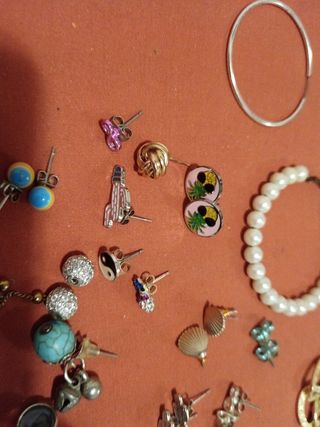 Pendientes plata y bisutería. 
