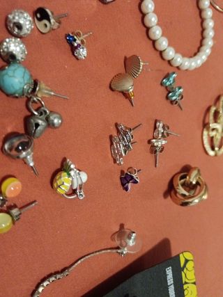 Pendientes plata y bisutería. 