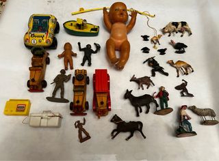 Un sacco di vecchi giocattoli: bambole, automobili e animali