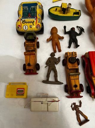 Un sacco di vecchi giocattoli: bambole, automobili e animali