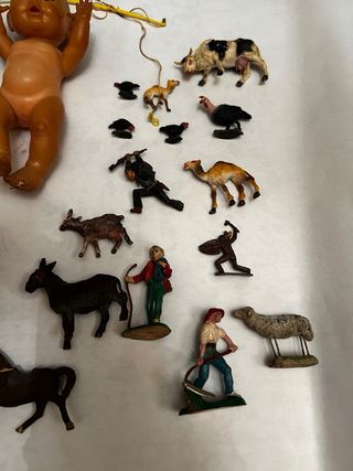 Un sacco di vecchi giocattoli: bambole, automobili e animali