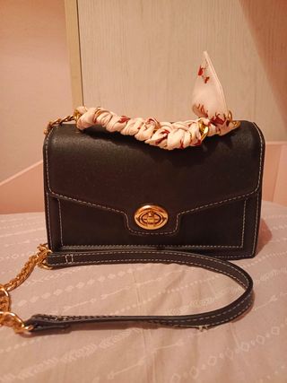 Bolso negro Stradivarius - cadena dorada