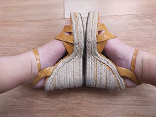 Bolso y sandalias mostaza