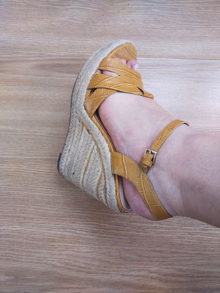 Bolso y sandalias mostaza