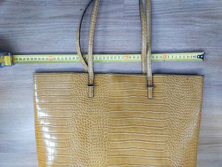 Bolso y sandalias mostaza