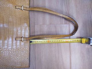 Bolso y sandalias mostaza