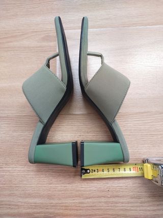Bolso y sandalias verde oliva