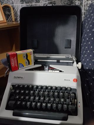 Máquina escribir Olympia Monica en maletín


