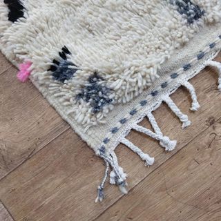 Alfombra bereber con cuadrados coloridos en lana