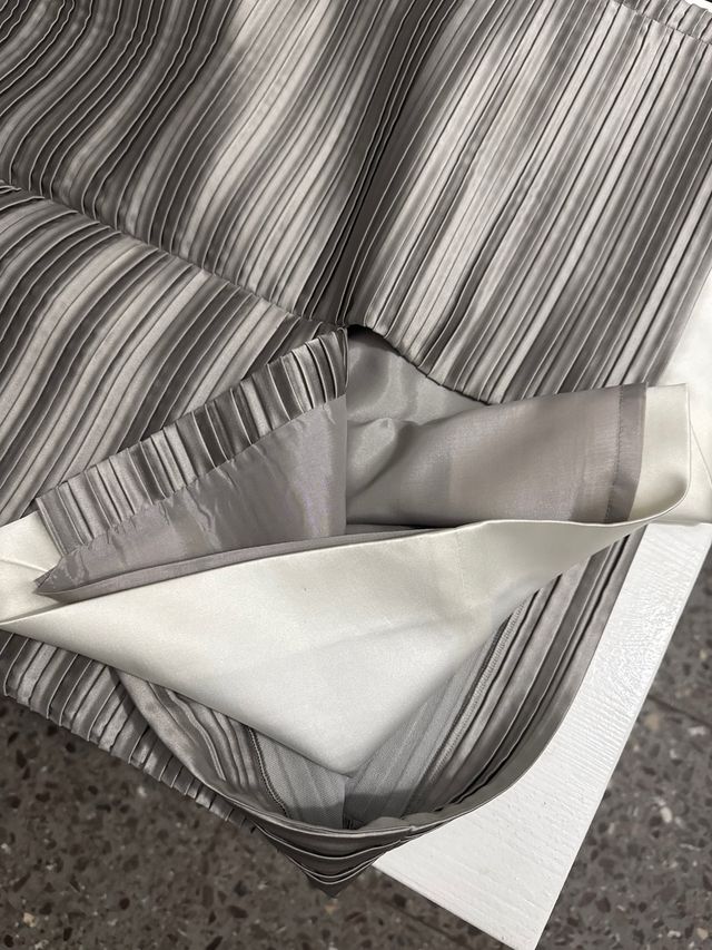 Vestido plisado gris y blanco