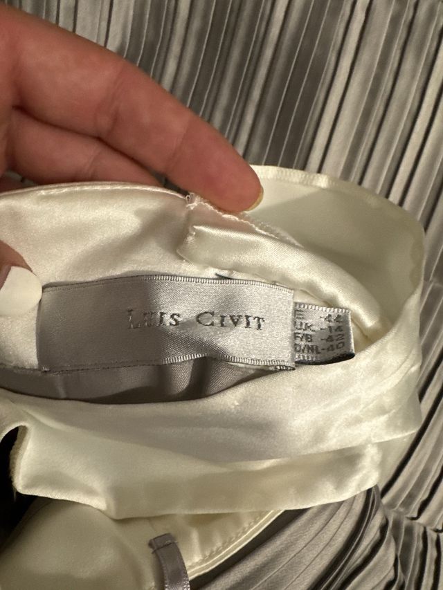 Vestido plisado gris y blanco