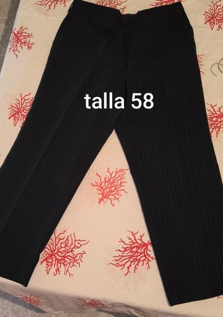 Traje negro con chaleco rojo clarito