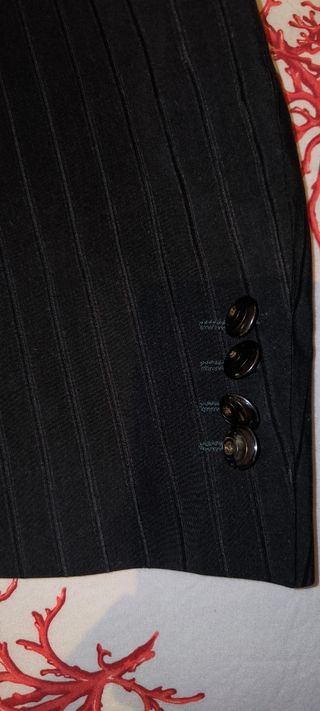 Traje negro con chaleco rojo clarito