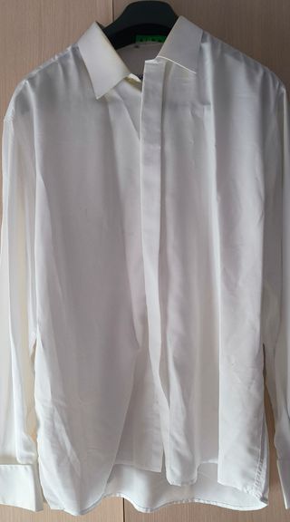 Traje negro con chaleco rojo clarito