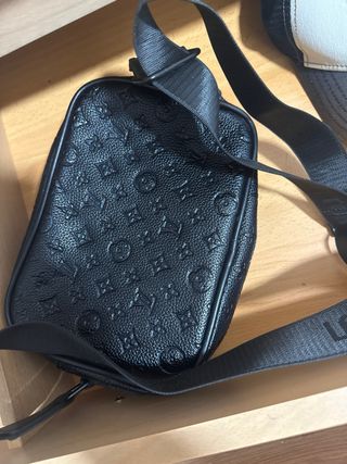 Riñonera Louis Vuitton negra