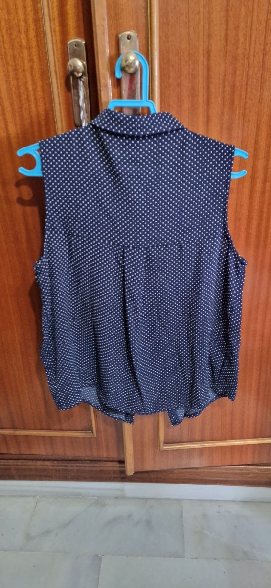 Blusa azul lunares blancos