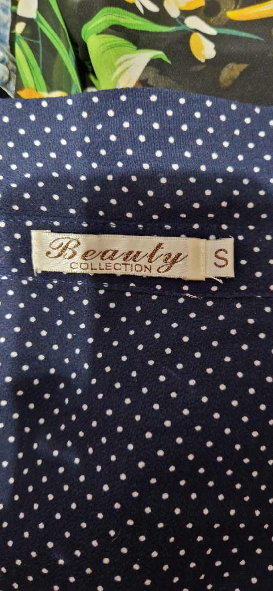 Blusa azul lunares blancos