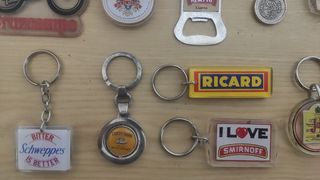 Portachiavi pubblicitari per bevande, 15 in totale.