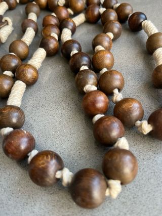 Rosario de madera marrón