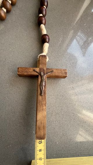 Rosario de madera marrón