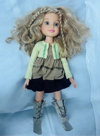 Muñeca articulada con trenzas