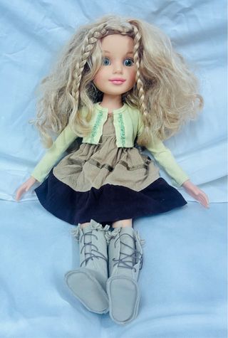 Muñeca articulada con trenzas