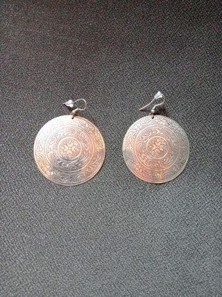 Pendientes redondos plateados.