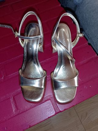 Sandalias Stradivarius doradas - 38