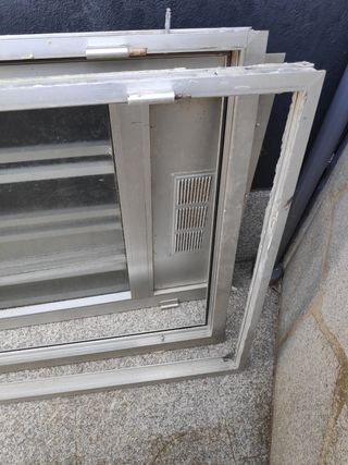 Puerta de aluminio con marcos
