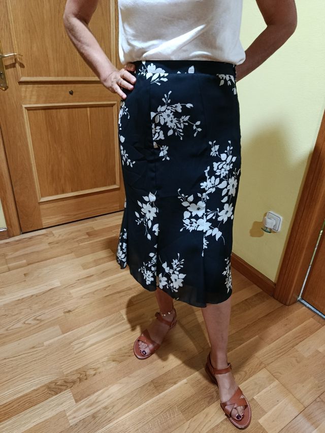Falda midi negra flores blancas
