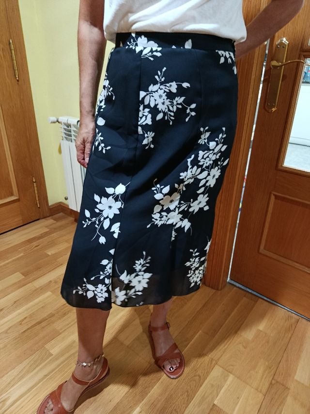 Falda midi negra flores blancas