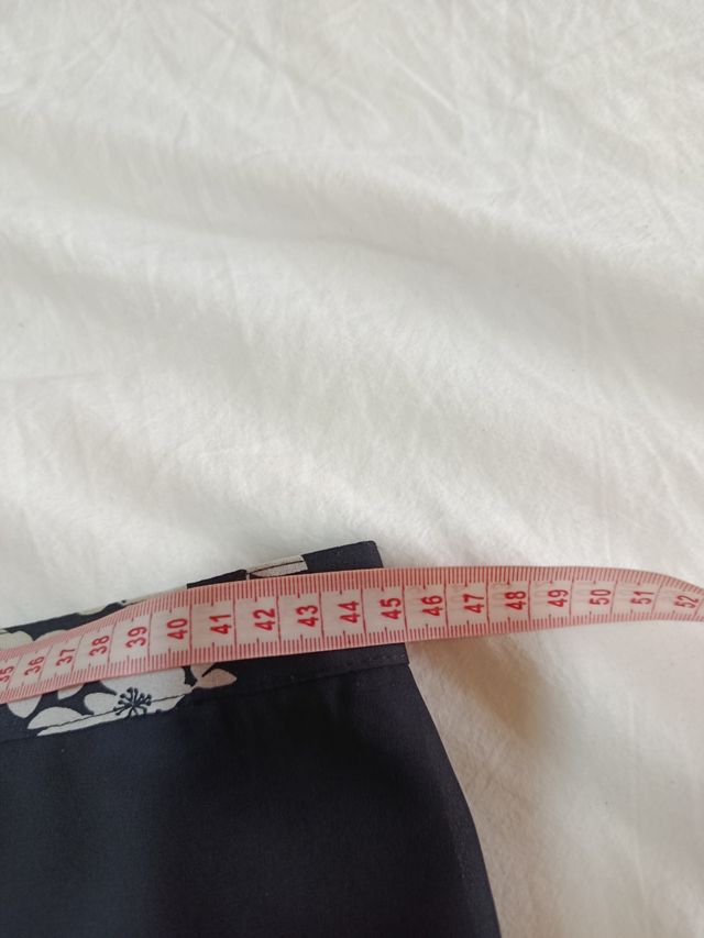 Falda midi negra flores blancas