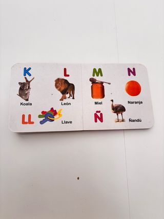 4 cuentos infantiles de cartón.
