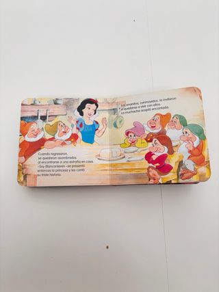 4 cuentos infantiles de cartón.
