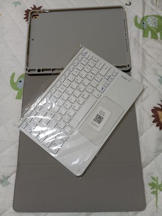 Funda tablet gris con teclado bluetooth